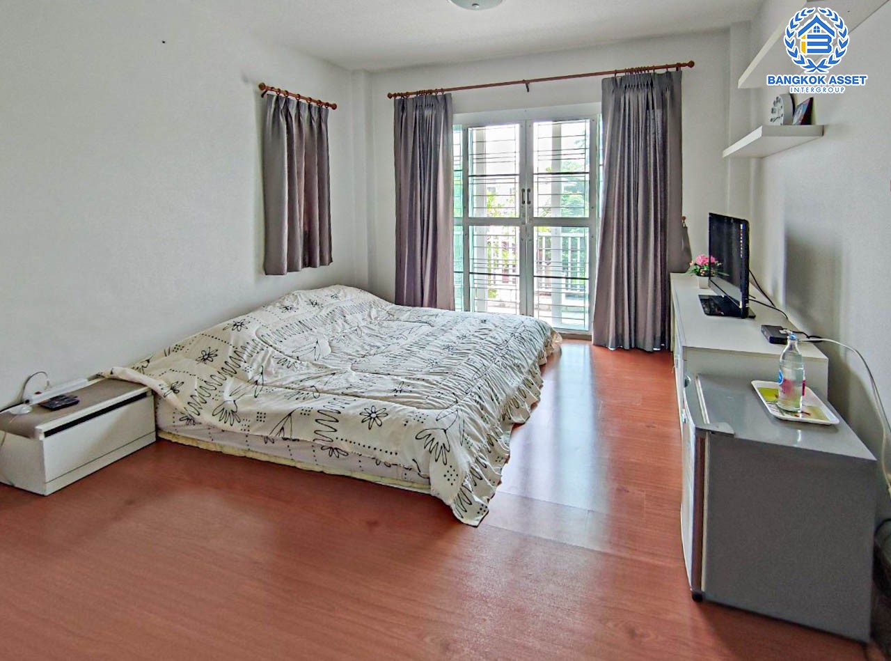 *****บ้านเดี่ยวมือสองนนทบุรี ม.คุณาภัทร5 บ้านกล้วย-ไทรน้อย หลังใหญ่พร้อมอยู่ เนื้อที่ 52.6 ตร.ว. ฟังก์ชันจัดเต็ม 3 ห้องนอน 2 ห้องน้ำ จอดรถได้ 2 คัน บนทำเลของความสะดวกสบาย ที่ใกล้เซ็นทรัลเวสต์เกต, จุดขึ้นทางด่วน "กาญจนาภิเษก" และรถไฟฟ้าสายสีม่วง "สถานีคลองบางไผ่"